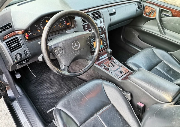 Mercedes-Benz Klasa E cena 10900 przebieg: 145000, rok produkcji 2001 z Suchedniów małe 497